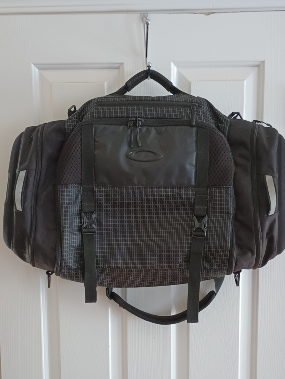 Oakley Link Duffel Bag – Jet Black - Picture 2 of 12
